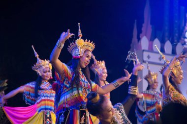 Bangkok, Tayland-22 Kasım 2018: tanımlanamayan Tay oldukça içinde klasik Tay nağme Wat Rajadhiwas Viharn Bangkok şehir, Tayland Loykratong festivalinde de platform üzerinde gösteri dans Monohra. 