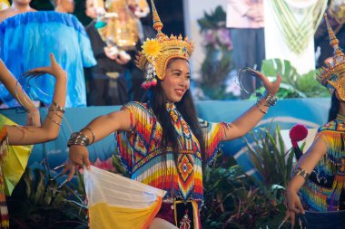 Bangkok, Tayland-22 Kasım 2018: tanımlanamayan Tay oldukça içinde klasik Tay nağme Wat Rajadhiwas Viharn Bangkok şehir, Tayland Loykratong festivalinde de platform üzerinde gösteri dans Monohra. 