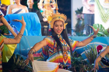 Bangkok, Tayland-22 Kasım 2018: tanımlanamayan Tay oldukça içinde klasik Tay nağme Wat Rajadhiwas Viharn Bangkok şehir, Tayland Loykratong festivalinde de platform üzerinde gösteri dans Monohra. 