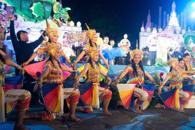 Bangkok, Tayland-22 Kasım 2018: tanımlanamayan Tay oldukça içinde klasik Tay nağme Wat Rajadhiwas Viharn Bangkok şehir, Tayland Loykratong festivalinde de platform üzerinde gösteri dans Monohra. 