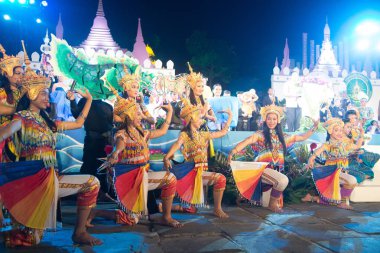 Bangkok, Tayland-22 Kasım 2018: tanımlanamayan Tay oldukça içinde klasik Tay nağme Wat Rajadhiwas Viharn Bangkok şehir, Tayland Loykratong festivalinde de platform üzerinde gösteri dans Monohra. 