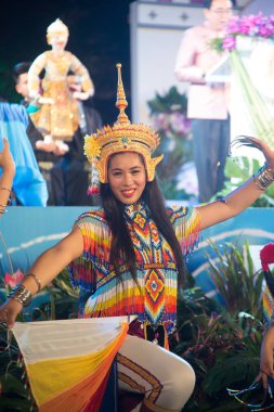 Bangkok, Tayland-22 Kasım 2018: tanımlanamayan Tay oldukça içinde klasik Tay nağme Wat Rajadhiwas Viharn Bangkok şehir, Tayland Loykratong festivalinde de platform üzerinde gösteri dans Monohra. 