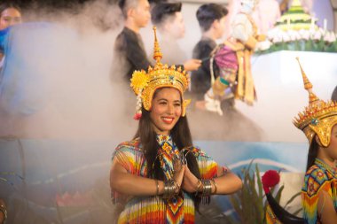 Bangkok, Tayland-22 Kasım 2018: tanımlanamayan Tay oldukça içinde klasik Tay nağme Wat Rajadhiwas Viharn Bangkok şehir, Tayland Loykratong festivalinde de platform üzerinde gösteri dans Monohra. 