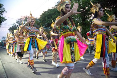 Bangkok, Tayland-22 Kasım 2018: tanımlanamayan Tay oldukça içinde klasik Tay ayarlamak Monohra dansçı geçit Haritayı Loykratong Festivali Wat Rajadhiwas Viharn Bangkok, Tayland, sokak yürüyüş. 