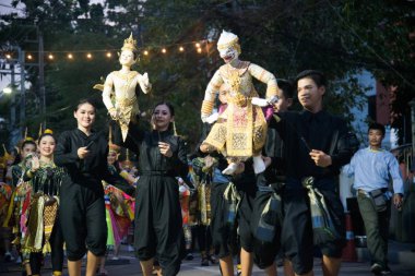 Bangkok, Tayland-22 Kasım 2018: tanımlanamayan Tay dansçı geleneksel Tay kukla (Joelouis) geçit gösterisi geçit sokakta Wat Rajadhiwas Viharn Bangkok Loy Kratong Festivali. 