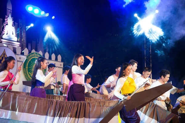 Bangkok, Tayland-22 Kasım 2018: tanımlanamayan Tay dansçı geleneksel tekne Loy Kratong Festivali Wat Rajadhiwas Viharn Bangkok, Tayland, platformda dans gösteri yarışı. 