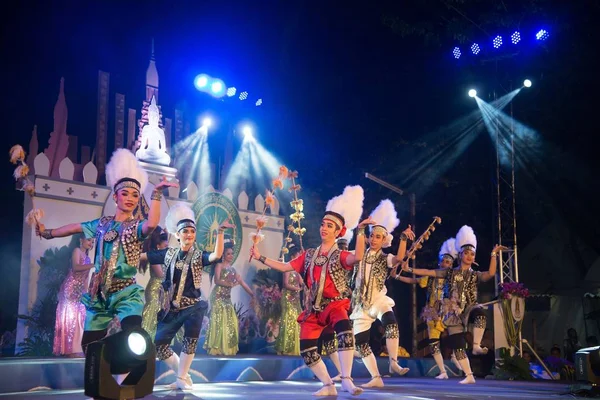 Bangkok, Tayland-22 Kasım 2018: tanımlanamayan Tay dansçı Tay geleneksel dramatik performans gösteri platformunda Loy Kratong Festivali Wat Rajadhiwas Viharn Bangkok, Tayland, dans. 