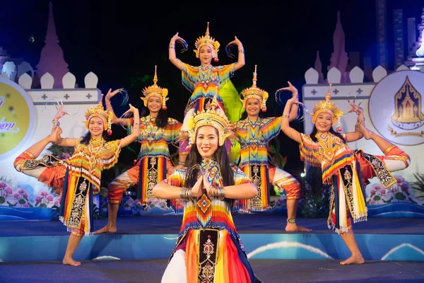 Bangkok, Tayland-22 Kasım 2018: tanımlanamayan Tay oldukça içinde klasik Tay nağme Wat Rajadhiwas Viharn Bangkok şehir, Tayland Loykratong festivalinde de platform üzerinde gösteri dans Monohra. 
