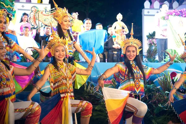 Bangkok, Tayland-22 Kasım 2018: tanımlanamayan Tay oldukça içinde klasik Tay nağme Wat Rajadhiwas Viharn Bangkok şehir, Tayland Loykratong festivalinde de platform üzerinde gösteri dans Monohra. 