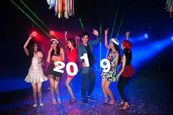 Gruppe Von Menschen Tanzen Nachtclub Mit Weihnachtsmann Weihnachten Urlaub Party — Stockfoto