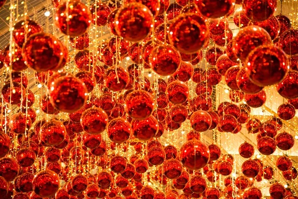Top ve ışık tünel Noel kutlamaları güzel süslemeleri.