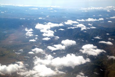 Kuş bakışı mavi gökyüzünde güneş ışığı doku ve arka plan beyaz sabah gökyüzü bulutlar, renkli yatay yaktı.