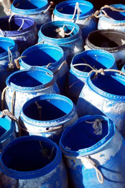 Büyük plastik balık kova sandıkları bir balıkçı teknesinde.