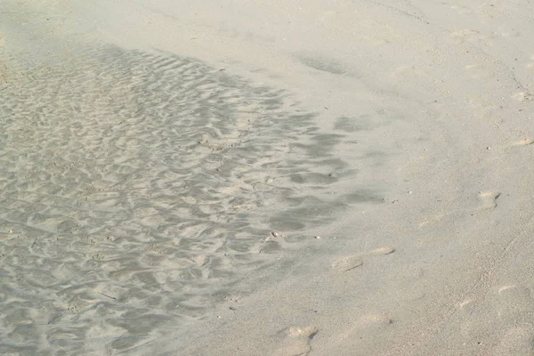 海滩上低潮所形成的沙波纹纹理图案和背景 — 图库照片