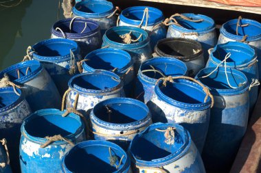 Büyük plastik balık kova sandıkları bir balıkçı teknesinde.