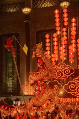 Bangkok, Tayland - 17 Şubat 2018: Bangkok şehir, Tayland Orta Çin yeni yılı kutlamaları sırasında eğlence merkezi Mağazası, dans grubu geçit töreni altın ejderha gösteri. 