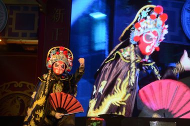 Bangkok, Tayland - 17 Şubat 2018: Bangkok şehir, Tayland Orta Çin yeni yılı kutlamaları sırasında gösterisi Yaowarad Caddesi üzerinde değiştirmek tanımlanamayan aktör Çin işareti.