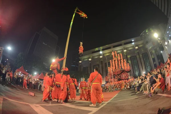 Bangkok Thailand February 2018 People Climbing Pole Parade Golden Dragon — Stock Photo, Image