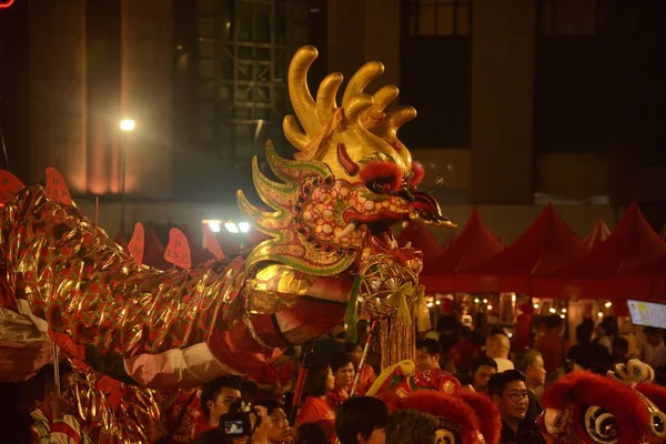 Bangkok Tailandia Febrero 2018 Desfile Grupal Dragones Oro Bailando Divertido — Foto de Stock