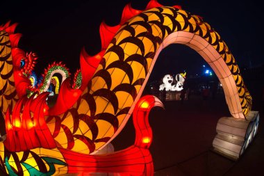 Nakornsawan, Tayland - 18 Şubat 2018: büyük Çin Tanrı ve fener ayakta yere göstermek ve geceleri Çin yeni yıl kutlama için Nakornsawan ili, orta Tayland Nehri yakınında dekore edilmiş. 