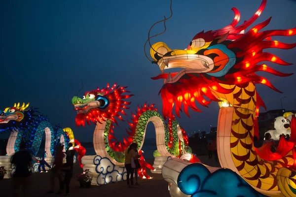 兵庫県神戸市 2018 大規模な中国の神 地面にランタン立って表示し 兵庫県神戸市省 タイの中間の川の近くの中国の新年のお祝いの夜に装飾されました — ストック写真