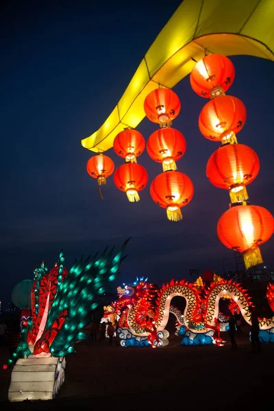 兵庫県神戸市 2018 大規模な中国の神 地面にランタン立って表示し 中国の新年のお祝いの夜に飾られている兵庫県神戸市省 タイの中間の川の近く — ストック写真