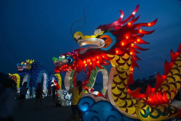 兵庫県神戸市 2018 大規模な中国の神 地面にランタン立って表示し 兵庫県神戸市省 タイの中間の川の近くの中国の新年のお祝いの夜に装飾されました — ストック写真
