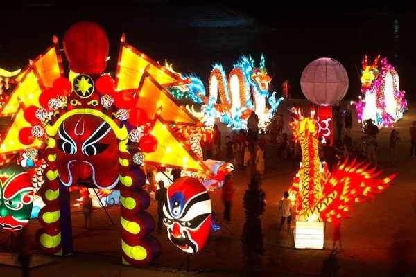 兵庫県神戸市 2018 大規模な中国の神 地面にランタン立って表示し 中国の新年のお祝いの夜に飾られている兵庫県神戸市省 タイの中間の川の近く — ストック写真