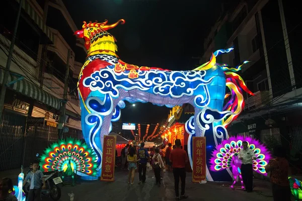 兵庫県神戸市 2018 大規模な中国の神 地面にランタン立って表示し 中国の新年のお祝いの夜に飾られている兵庫県神戸市省 タイの中間の川の近く — ストック写真