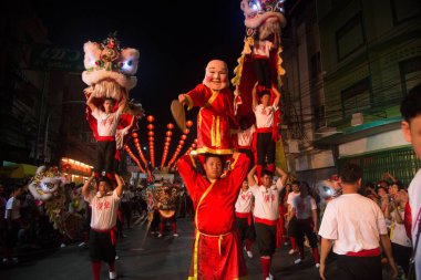 Nakorn Sawan , Tayland - 19 Şubat 2018 : Nakorn Sawan Eyaleti Çin Yeni Yıl festivalinde geçit töreni nde sokakta gösteri sırasında tanımlanamayan Çin aslan dans grubu , Tayland Orta. 