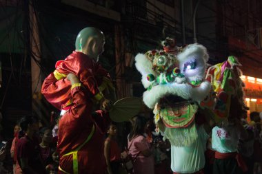 Nakorn Sawan , Tayland - 19 Şubat 2018 : Nakorn Sawan Eyaleti Çin Yeni Yıl festivalinde geçit töreni nde sokakta gösteri sırasında tanımlanamayan Çin aslan dans grubu , Tayland Orta. 