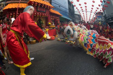 Nakorn Sawan , Tayland - 19 Şubat 2018 : Nakorn Sawan Eyaleti Çin Yeni Yıl festivalinde geçit töreni nde sokakta gösteri sırasında tanımlanamayan Çin aslan dans grubu , Tayland Orta. 