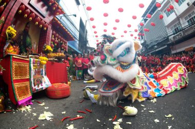 Nakorn Sawan , Tayland - 19 Şubat 2018 : Nakorn Sawan Eyaleti Çin Yeni Yıl festivalinde geçit töreni nde sokakta gösteri sırasında tanımlanamayan Çin aslan dans grubu , Tayland Orta. 