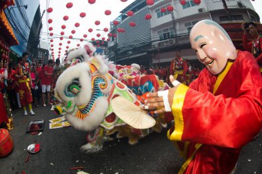 Nakorn Sawan, Tayland - 19 Şubat 2018: Çin aslanı geçit gösteri dans ve 19,2018 içinde Nakorn Sawan Eyaleti, orta Tayland Çin yeni yılı kutlamaları Caddesi üzerinde Şubat sunak tablo.
