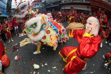 Nakorn Sawan, Tayland - 19 Şubat 2018: Çin aslanı geçit gösteri dans ve 19,2018 içinde Nakorn Sawan Eyaleti, orta Tayland Çin yeni yılı kutlamaları Caddesi üzerinde Şubat sunak tablo.