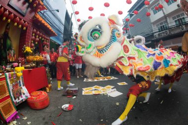 Nakorn Sawan , Tayland - 19 Şubat 2018 : Nakorn Sawan Eyaleti Çin Yeni Yıl festivalinde geçit töreni nde sokakta gösteri sırasında tanımlanamayan Çin aslan dans grubu , Tayland Orta. 