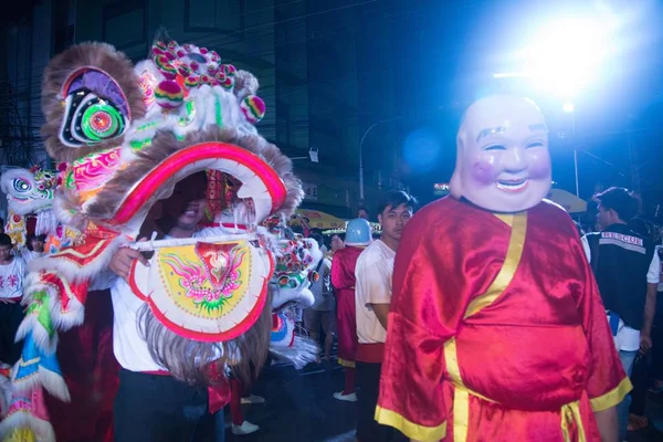 Nakorn Sawan, Tayland - 18 Şubat 2018: Grup kimliği belirsiz Çin aslanı dans gösterisi sırasında Şubat tarihinde Çin yeni yılı festival geçit gece sokakta 18,2018 Nakorn Sawan ili, orta Tayland.
