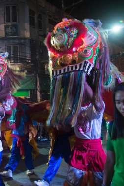 Nakorn Sawan, Tayland - 18 Şubat 2018: Kimliği belirsiz kişi eğlenceli Hainan kaplan geçit gösterisi Çince yeni yıl kutlama sokakta geceleri, 18 Şubat 2018 Nakorn Sawan ili, orta Tayland dans ediyor.