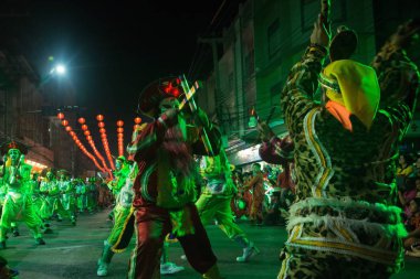 Nakorn Sawan, Tayland - 18 Şubat 2018: kimliği belirsiz savaşçılar (Aung-Gor) dans geçit sokakta Nakorn Sawan ili, orta Tayland Çin yeni yılı festival süresince mücadele Grup. 