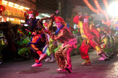 Nakorn Sawan, Tayland - 18 Şubat 2018: kimliği belirsiz savaşçılar (Aung-Gor) dans geçit sokakta Nakorn Sawan ili, orta Tayland Çin yeni yılı festival süresince mücadele Grup. 