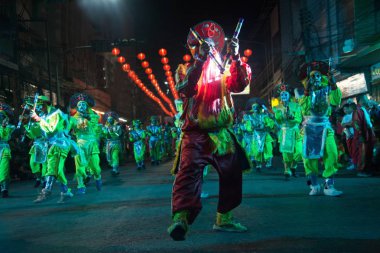 Nakorn Sawan, Tayland - 18 Şubat 2018: kimliği belirsiz savaşçılar (Aung-Gor) dans geçit sokakta Nakorn Sawan ili, orta Tayland Çin yeni yılı festival süresince mücadele Grup. 
