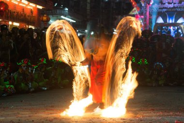 Nakorn Sawan, Tayland - 18 Şubat 2018: Tanımlanamayan savaşçı savaşçı (Aung-Gor yangın sallanan) geçit töreni sırasında Çin yeni yılı festival Nakorn Sawan ili, orta Tayland Caddesi üzerinde uzun ip ile.
