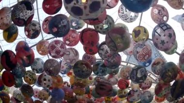 Bangkok, Tayland - 5 Şubat 2019: Renkli Çin Feneri asma gösterisi ve Çin Yeni Yıl Kutlamaları için Tayland, Bangkok 'taki Emporium Mağazası' nın yaya yolunda gece süslenmiş.