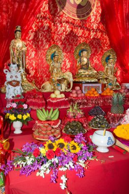 Nakorn Sawan, Tayland - 8 Şubat 2019: Atası ibadet tabloda Çince Nakorn Sawan ili, orta Tayland 8 Şubat 2019 tarihinde Çin yeni yılı festival sırasında Caddesi'nde kimliği belirsiz kümesi.