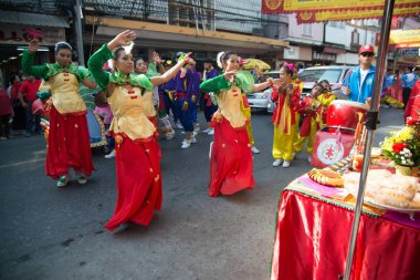 Nakorn Sawan, Tayland - 8 Şubat 2019: Tanımlanamayan teen Çin peri, geçit töreni yapıyor ve atası ibadet tablo 8 Şubat 2019 Çin Yeni Yılı kutlamaları Tayland saygı Tanrılar.