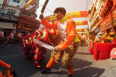 Nakorn Sawan, Tayland - 8 Şubat 2019: Kimliği belirsiz kişi Hainan Tiger geçit töreninde dans ve atası ibadet tablo 8 Şubat 2019 Çin Yeni Yılı kutlamaları sokakta saygı göstermek. 