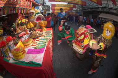 Nakorn Sawan, Tayland - 8 Şubat 2019: Aslan Haka geçit ve saygı atası ibadet tablo 8 Şubat 2019 Çin Yeni Yılı kutlamaları Tayland dans etmekten kimliği belirsiz kişi göstermek.