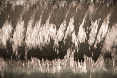 Soyut ve şeffaf düşen su dikey akar yakın çekim.