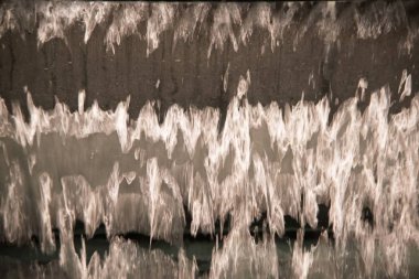 Soyut ve şeffaf düşen su dikey akar yakın çekim.