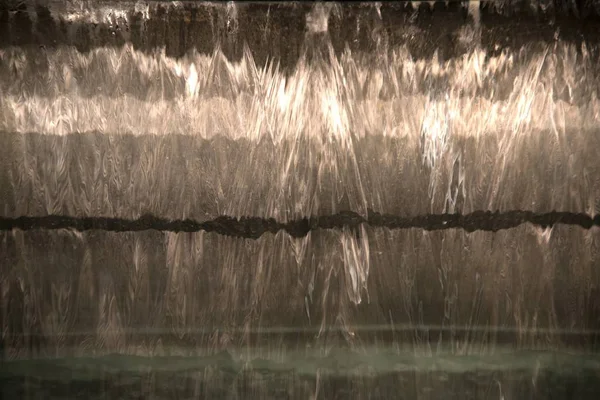 Abstraktní a zblízka transparentní padající vody vertikální toků. — Stock fotografie